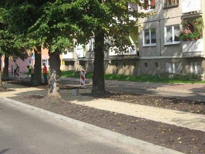 Ciąg pieszy wzdłuż bloków, Aleja Lipowa w Goleniowie