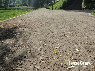 Szeroka aleja z nawierzchnią mineralną, park w Zamościu