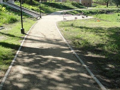 Alejka wzdłuż skarpy, park w Zamościu