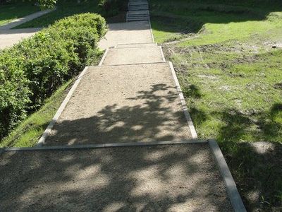 Alejka wzdłuż żywopłotu, park w Zamościu