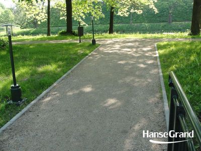 Alejka z latarnią i balustradą, park w Zamościu