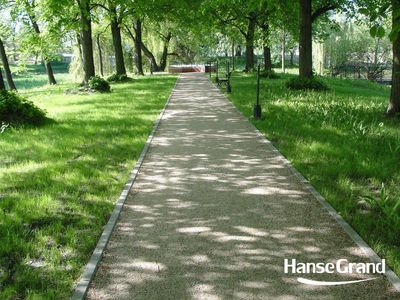 Prosta alejka wśród trawnika, park w Zamościu