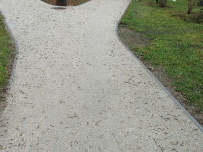 Szeroka alejka mineralna, Ogród Botaniczny w Charzykowach