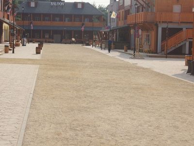 Główna ulica z nawierzchnią mineralną, miasteczko westernowe w Żorach