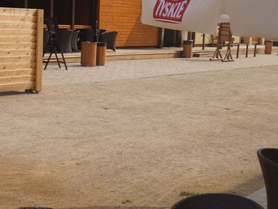 Nawierzchnia HanseGrand Royal przy drewnianych budynkach, miasteczko westernowe w Żorach