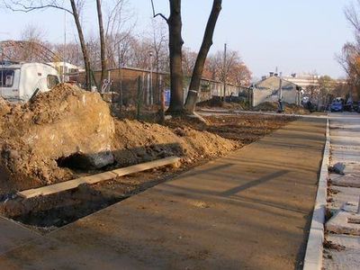 Ścieżka z obrzeżem w trakcie budowy, Muzeum Lotnictwa Polskiego w Krakowie