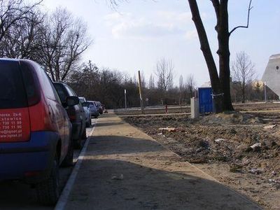 Ścieżka wzdłuż parkingu, Muzeum Lotnictwa Polskiego w Krakowie