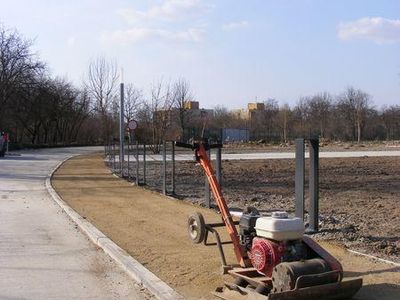 Zagęszczanie nawierzchni zagęszczarką płytową, Muzeum Lotnictwa Polskiego w Krakowie