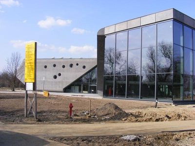 Przeszklone wejście do muzeum, Muzeum Lotnictwa Polskiego w Krakowie