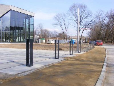 Ścieżka przy placu z pachołkami, Muzeum Lotnictwa Polskiego w Krakowie