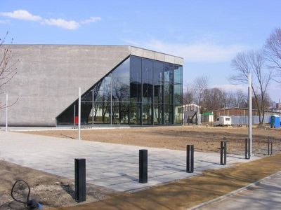 Plac i ścieżki przed muzeum, Muzeum Lotnictwa Polskiego w Krakowie