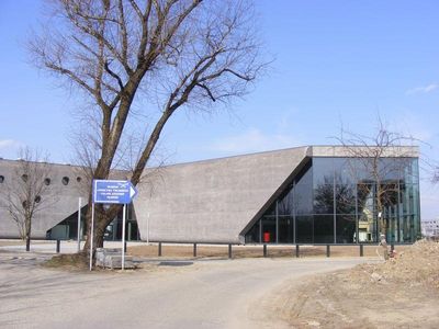 Muzeum widziane od strony ścieżki, Muzeum Lotnictwa Polskiego w Krakowie
