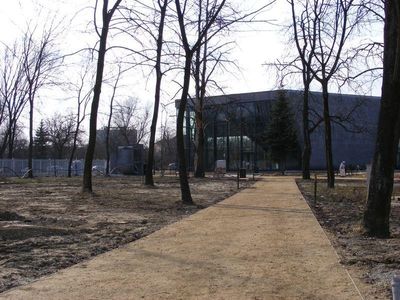 Prosta alejka wśród drzew, Muzeum Lotnictwa Polskiego w Krakowie