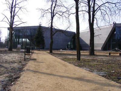 Alejka prowadząca do budynku muzeum, Muzeum Lotnictwa Polskiego w Krakowie