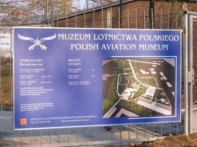 Tablica informacyjna muzeum, Muzeum Lotnictwa Polskiego w Krakowie