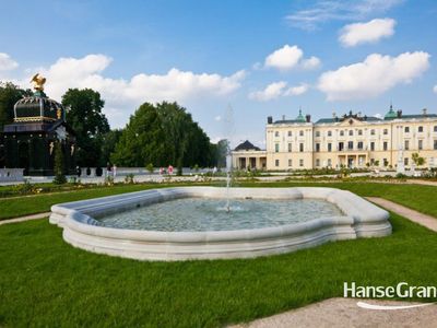 Fontanna i alejki przed pałacem, ogród Pałacu Branickich w Białymstoku