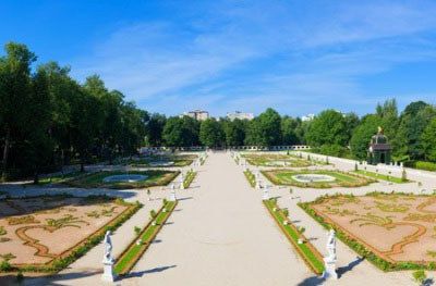 Panorama ogrodu z alejkami, ogród Pałacu Branickich w Białymstoku