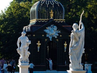 Pawilon i rzeźby przy alejce, ogród Pałacu Branickich w Białymstoku