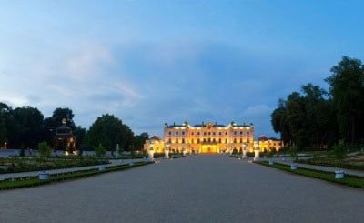 Panorama ogrodu o zmierzchu, ogród Pałacu Branickich w Białymstoku