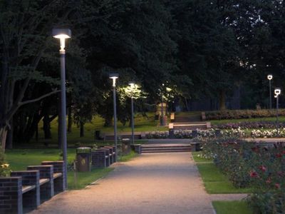 Alejka z latarniami wieczorem, Ogród Różany w Szczecinie