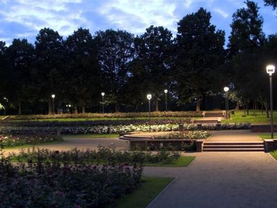 Rabaty i alejki wieczorem, Ogród Różany w Szczecinie