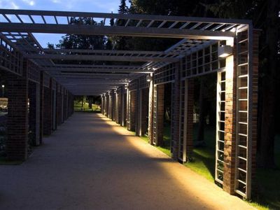 Podświetlona pergola nocą, Ogród Różany w Szczecinie