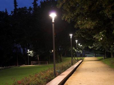 Alejka z latarnią nocą, Ogród Różany w Szczecinie