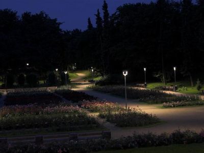Alejki wśród rabat nocą, Ogród Różany w Szczecinie