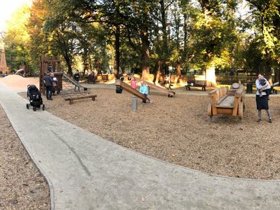 Panorama placu zabaw i alejek, Park Krakowski w Krakowie