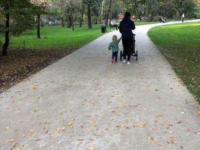 Spacerowicze na alejce, Park Krakowski w Krakowie