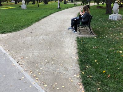 Alejka z ławką i rzeźbami, Park Krakowski w Krakowie