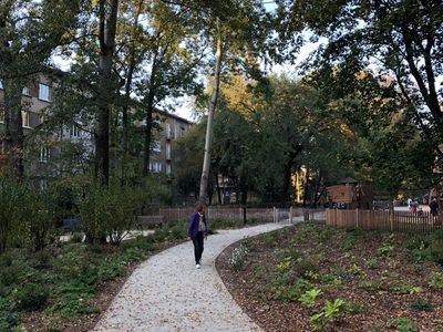 Wąska alejka wśród zieleni, Park Krakowski w Krakowie