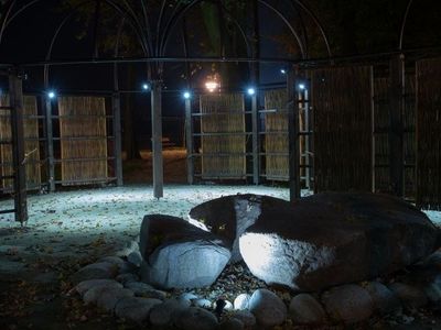 Oświetlone kamienie przy alejce nocą, park pałacowy w Poddębicach