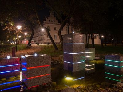 Iluminacja w parku nocą, park pałacowy w Poddębicach