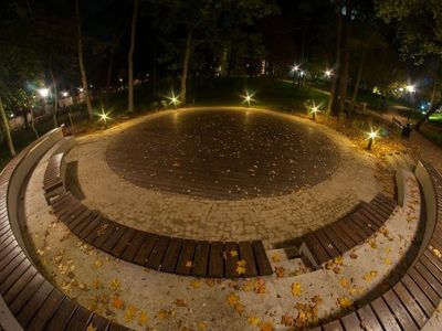 Amfiteatr i alejki nocą, park pałacowy w Poddębicach