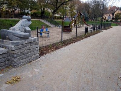 Alejka przy rzeźbie żaby i placu zabaw, Park Podzamcze w Olsztynie