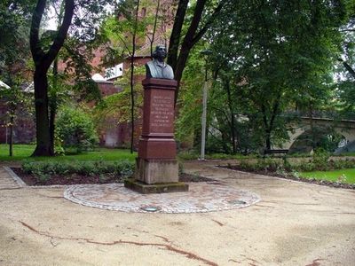 Plac z pomnikiem i alejkami, Park Podzamcze w Olsztynie
