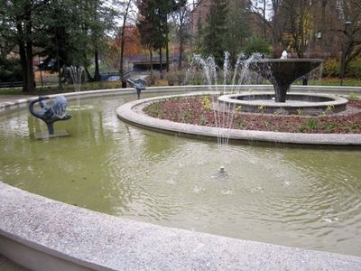 Fontanna z basenem przy alejce, Park Podzamcze w Olsztynie