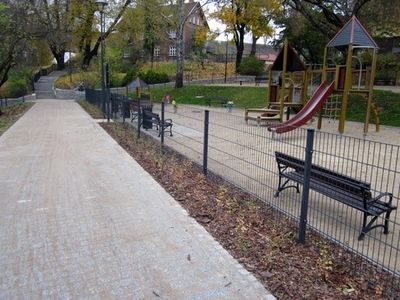 Alejka wzdłuż placu zabaw, Park Podzamcze w Olsztynie