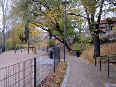 Alejka przy ogrodzeniu jesienią, Park Podzamcze w Olsztynie