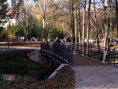 Alejka i kładka nad rzeką, Park Podzamcze w Olsztynie