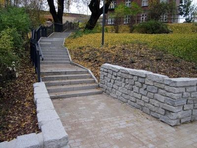 Schody i kamienny murek przy alejce, Park Podzamcze w Olsztynie