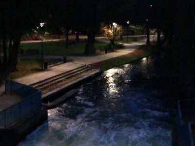 Oświetlony jaz na rzece nocą, Park Podzamcze w Olsztynie