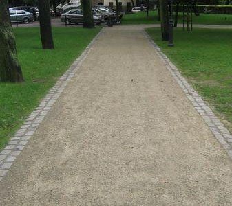 Prosta alejka wśród trawnika, park przy molo w Sopocie