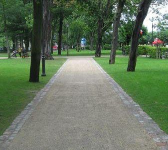 Alejka z latarniami, park przy molo w Sopocie