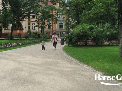 Alejka i plac zabaw, park przy molo w Sopocie