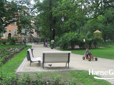 Ławki przy alejce, park przy molo w Sopocie