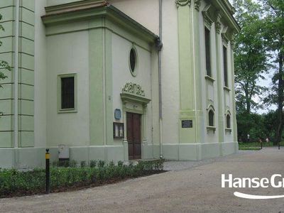 Alejka przy bocznej elewacji kościoła, park przy molo w Sopocie
