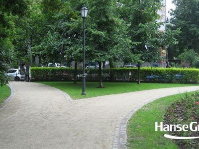 Rozwidlenie alejek przy rabacie, park przy molo w Sopocie