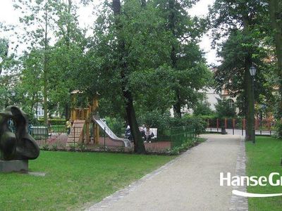 Rzeźba przy alejce, park przy molo w Sopocie